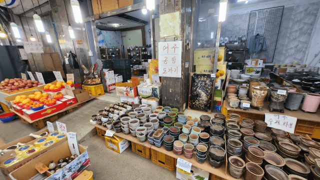 여주 공방 도자기는 광명 시장에 위치한 도자기 공방입니다. 다양한 도자기 작품들을 저렴한 가격에 판매하고 있으며, 어르신들과 청소년 모두가 즐길 수 있는 멋진 곳입니다. 전통 시장의 정겨운 분위기 속에서 예술 작품 같은 도자기들을 만나보세요.